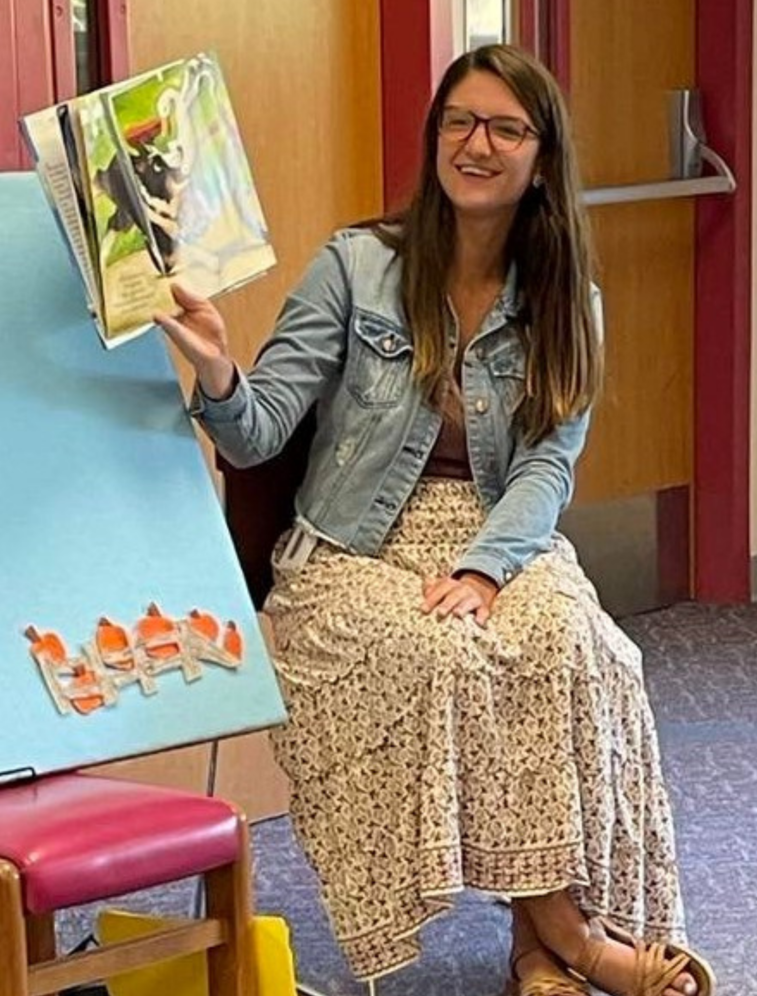 Librarian reads a storybook and shows the pictures